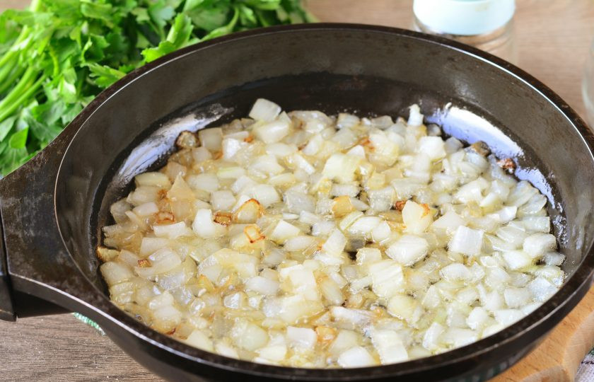 1. Этап. Пирожки с картошкой по бабушкиному рецепту: Почистите лук и нарежьте кубиками. Обжаривайте лук с добавлением растительного масла. Лук жарьте 5 минут до золотистого цвета.