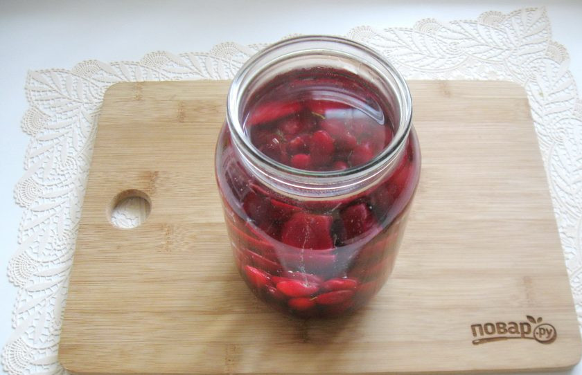 1. Этап. Кизиловый компот: Залейте кипящей водой. Накройте крышкой и дайте постоять 20 минут.