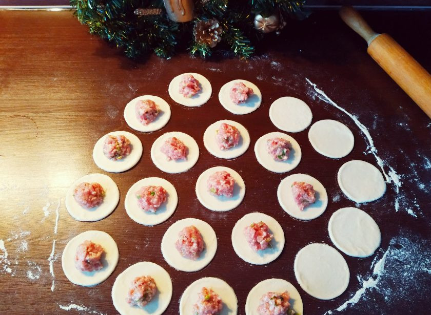 1. Этап. Цзяоцзы: На каждый кружочек положите по чайной ложке фарша. Главное, чтобы оставалось место для защипов.