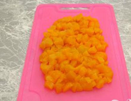 1. Этап. Маффины с абрикосами: 3. Небольшими кусочками нарезаем абрикосы.