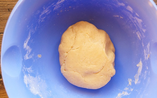 1. Этап. Печенье легкое: 6. Тщательно вымесить тесто, чтобы оно было эластичным, мягким и не липло к рукам.
