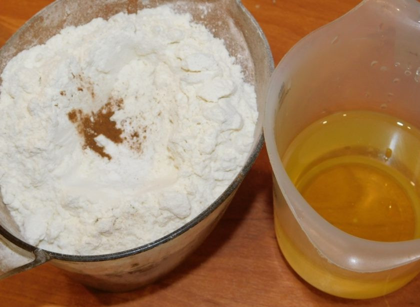 1. Этап. Торт Сладкая жизнь: Вмешайте растительное масло, муку, соду и корицу.