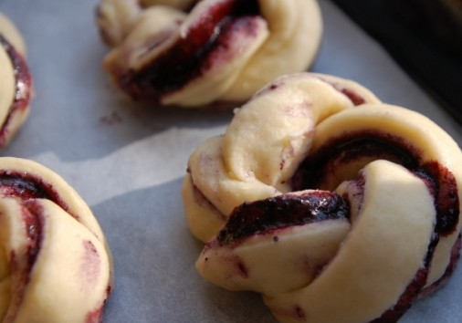 1. Этап. Пирожки с черникой: Концы каждой спирали соедините, сформируйте окружности.