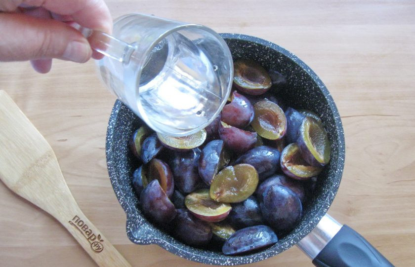 1. Этап. Густой сливовый джем: Влейте воду и поставьте на плиту.