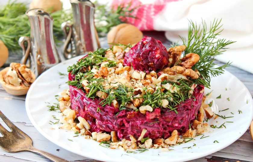 1. Этап. Свекла с грецким орехом и чесноком: Украсьте блюдо оставшимися орехами и подавайте к столу. Приятного аппетита!