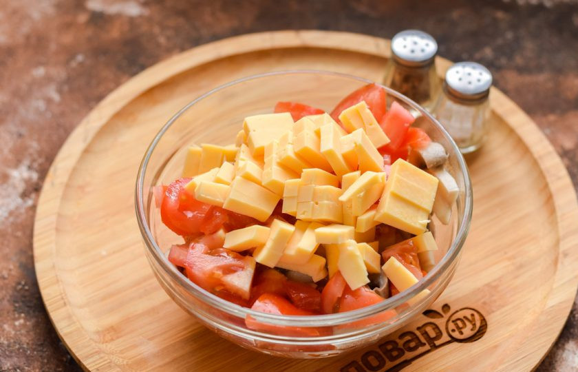 1. Этап. Салат Голландский: Нарежьте небольшими кубиками твердый сыр. Добавьте сыр в салат.