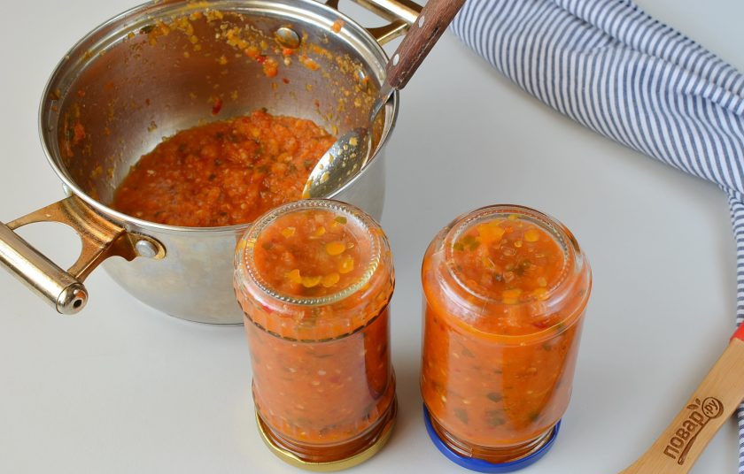 1. Этап. Аджика из перца болгарского на зиму: Закрутите стерильными крышками. Переверните вверх дном и оставьте остывать.