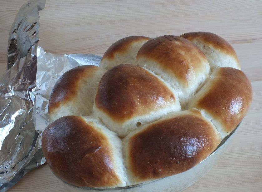 1. Этап. Булочки со сливками: Если верх сильно зарумянился, а время не истекло, прикройте фольгой и допеките.