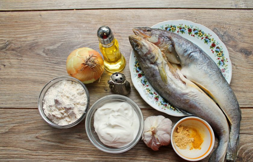 1. Этап. Навага жареная со сметанным соусом: Подготовьте все необходимые ингредиенты.