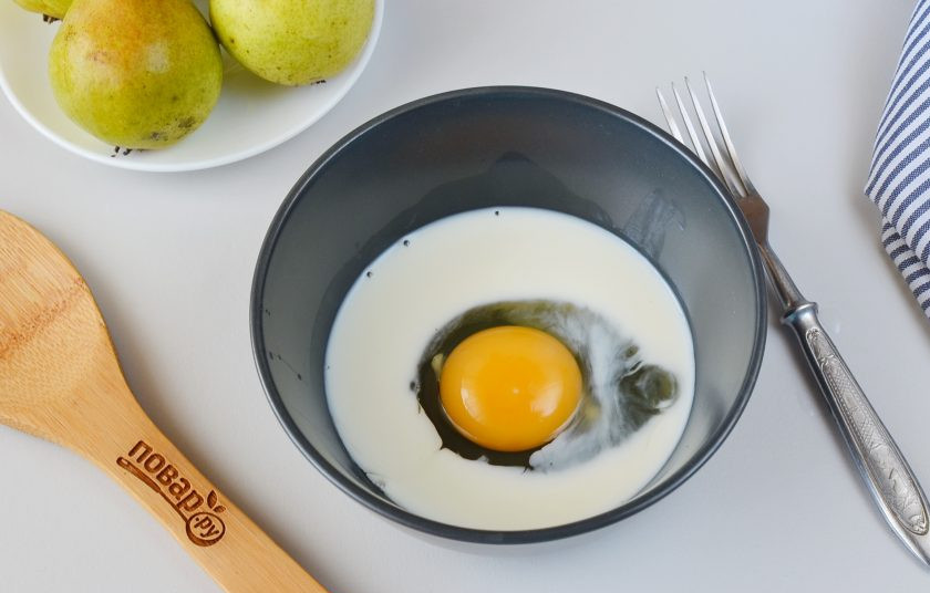 1. Этап. Грушевый пирог: В небольшой мисочке соедините молоко и яйцо, вилочкой взбейте немного.