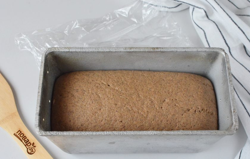 1. Этап. Черный хлеб на закваске: Тесто должно хорошо подрасти, не так, как дрожжевое, но в размерах увеличиться в 2 раза точно. Поставьте его в духовку, включите на 200 градусов и выпекайте 45-50 минут.