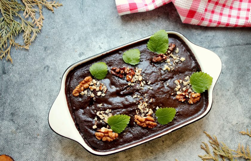 1. Этап. Турецкий шоколадный мокрый кекс: Готовый турецкий шоколадный кекс украсьте по своему усмотрению и подавайте к чаю.