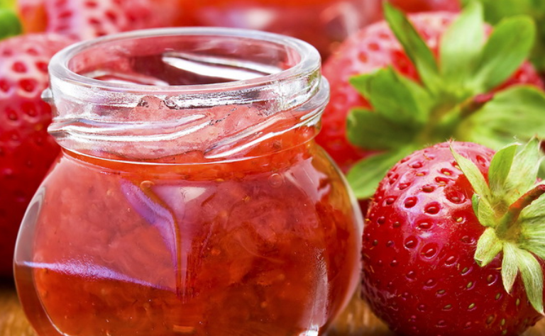 1. Этап. Клубника с сахаром на зиму без варки: Раскладываем варенье по стерилизованным банкам и закрываем крышками. Храним варенье в прохладном и темном месте. Приятного аппетита!