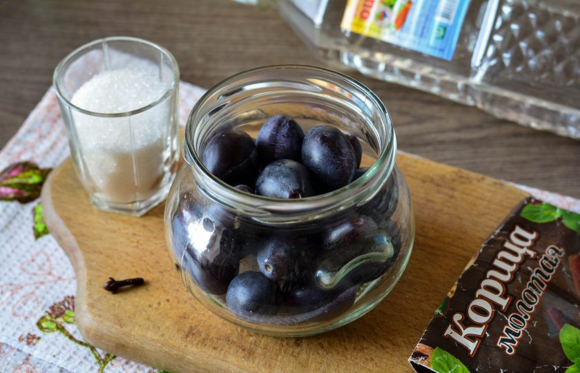 1. Этап. Маринованная слива Венгерка: Сливы промойте. Выложите в чистые и простерилизованные банки.