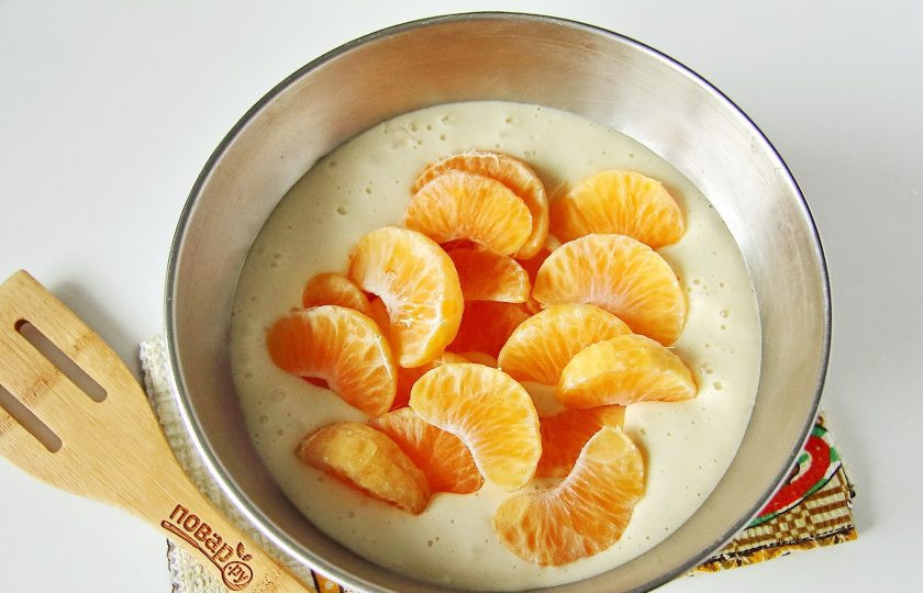 1. Этап. Шарлотка с мандаринами: Перемешайте и добавьте очищенные мандарины.