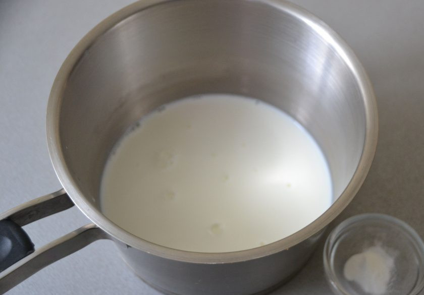 1. Этап. Круассаны с заварным кремом: Первым делом приготовьте заварной крем. Для этого возьмите сотейник, добавьте в молоко ванильный сахар, нагрейте до кипения, но не кипятите.