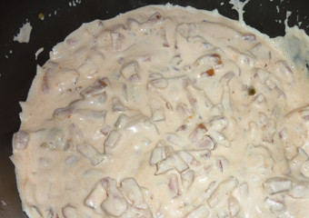 1. Этап. Паста карбонара в мультиварке: 2. Добавим сливки и кетчуп, специи, соль и перец. Смешаем и держим, пока смесь немного не загустеет.