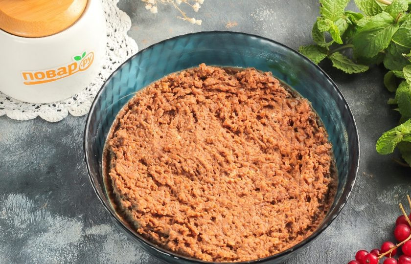 1. Этап. Пирожное Медовая картошка: Сладкую массу поместите в холодильник на полчаса, за это время она набухнет, а масло снова станет плотным и вам будет удобно лепить картошки.