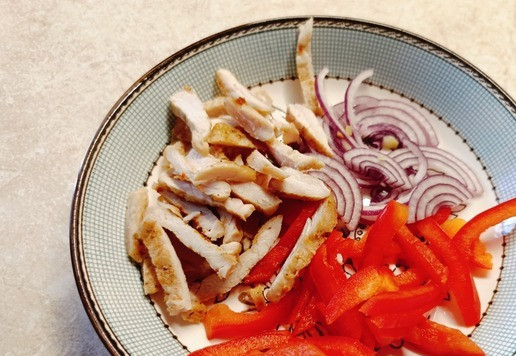 1. Этап. Салат с индейкой и томатной заправкой: Состав салата простой, но вкусный и сытный. Мясо жаренной (или запеченной) индейки нарезать соломкой. Так же нарезать сладкий перец и салатный лук.