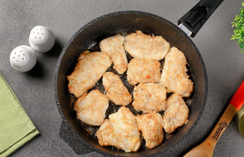 1. Этап. Куриные отбивные с сыром: Жарьте на среднем огне около 10 минут, после чего переверните.