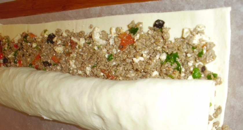 1. Этап. Мясной штрудель в духовке: 3. Раскатаем тесто в пласт, выкладываем начинку, сворачиваем в тугой рулет. Сам рулет можно сверху дополнительно смазать сметаной, сливочным маслом или желтком. Запекаем при температуре 180 градусов примерно 40 минут.