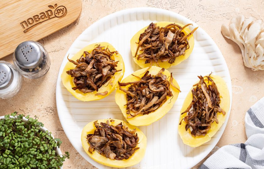 1. Этап. Картофель фаршированный вешенками: Затем заполните картофельные лодочки обжаренными вешенками.