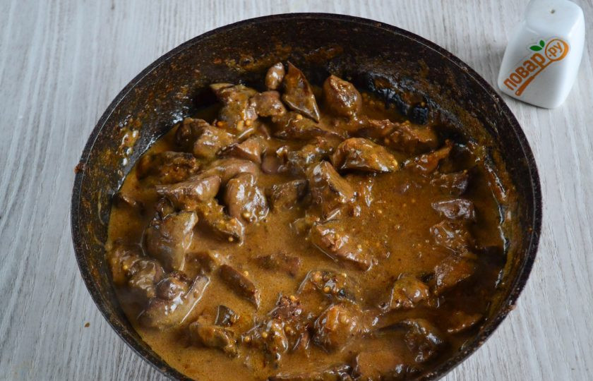 1. Этап. Куриная печень на сковороде с майонезом: Вот такой получилась печень с майонезом на сковороде. Очень вкусно и нежно.