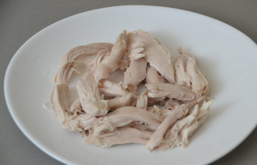 1. Этап. Суп с лапшой по-татарски: Разберите отварную курицу на волокна, а в готовый бульон всыпьте лапшу и доведите до кипения, но варить не надо, она уже полностью готова.