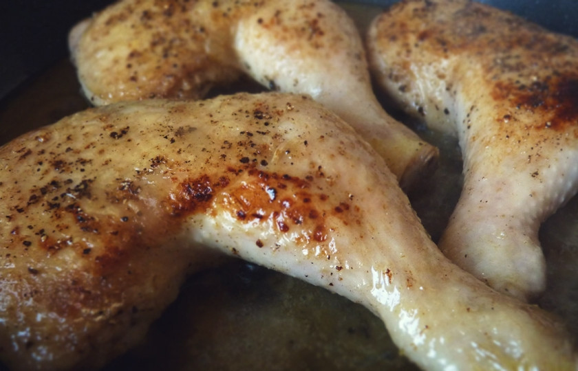 1. Этап. Курица в духовке с грушей: 3. Окорочка промоем, обсушим, натираем специями и сначала немного обжарим на сковороде. Как появится аппетитная корочка, - уменьшим огонь, поливаем оставшимся соусом, и еще немного томим. Затем перекладываем на противень и запекаем все вместе полчаса при 200 градусах.