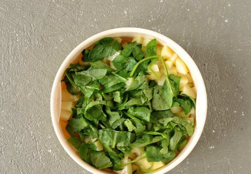 1. Этап. Слойки с картошкой: За 2-3 минута до окончания, добавьте к картошке мелко порезанный шпинат.