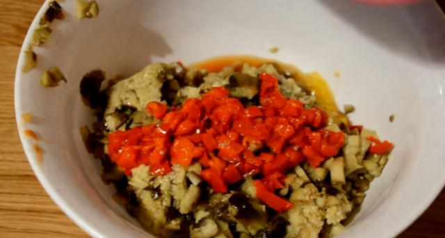 1. Этап. Самая вкусная баклажанная икра Сырая: 8. Очищаем баклажаны и перец, затем нарезаем их небольшими кусочками.