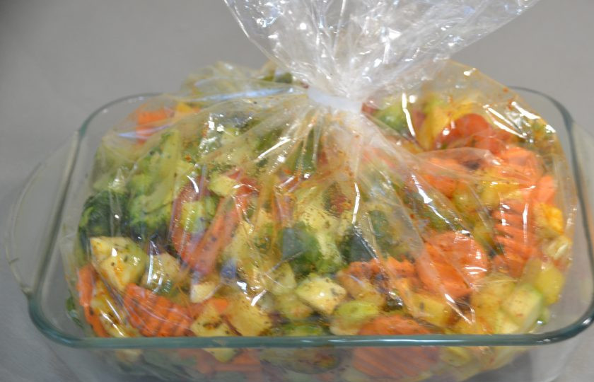 1. Этап. Овощное рагу в пакете для запекания: Встряхните пакет, чтобы всё содержимое перемешалось между собой, закрепите пакет зажимом, оставив немного воздуха в пакете, положите в форму для запекания, отправьте в духовку при температуре 180-200 градусов на 45-50 минут.