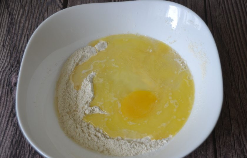 1. Этап. Воскресный пирог: Вбейте одно яйцо.