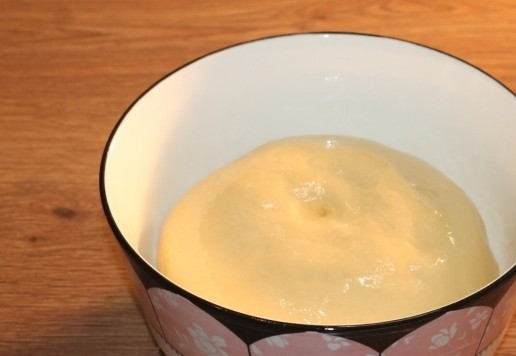 1. Этап. Пирожки с яблочной начинкой: 10. Смазываем тесто и миску растительным маслом (1 ст. л.) и накрываем пленкой или полотенцем. Оставляем миску на раcстойке в теплом месте на 1,5 часа или до увеличения теста в 2,5 раза.