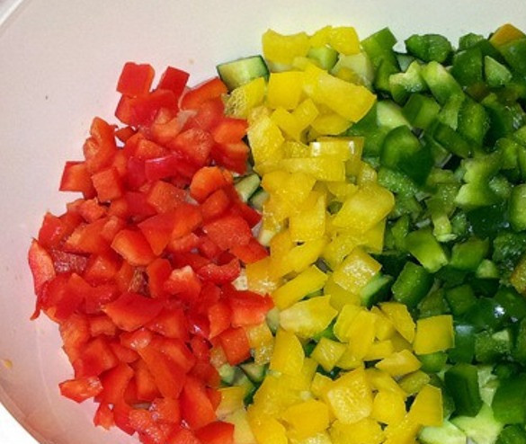 1. Этап. Желейный салат с яйцами и овощами: Затем порежьте болгарский перец. У меня для яркости перец трех цветов - красный, жёлтый и зелёный.