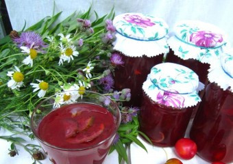 1. Этап. Быстрое варенье из алычи: Разливаем горячее варенье по стерилизованным банкам и закрываем их плотно крышками. Оставляем банки под одеялом до полного их остывания.