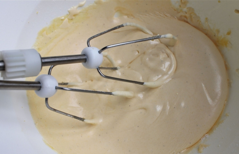 1. Этап. Классическая творожная пасха: 1. Сначала перетираем яичные желтки с сахаром и ванилином. Затем вливаем сливки, перемешаем хорошенько венчиком. После этого начинаем вводить творог и маскарпоне.