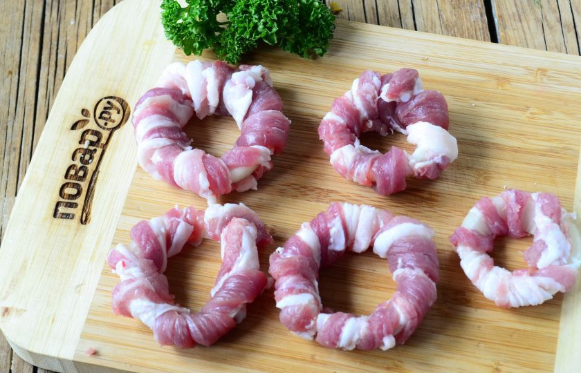 1. Этап. Луковые кольца в беконе и панировке: Каждое луковое колечко оберните полоской бекона.