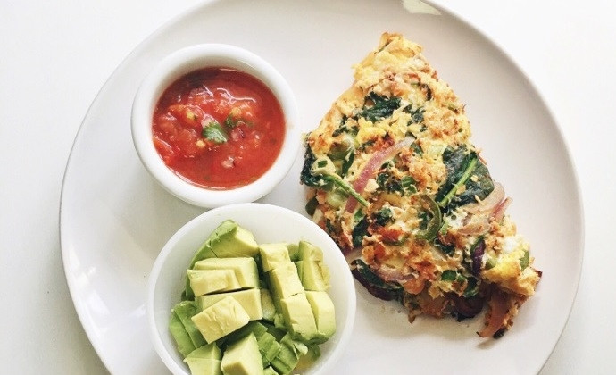 1. Этап. Домашний омлет с овощами: 8. Подавайте блюдо сразу после приготовления, можно с любым соусом и другими гарнирами по вкусу.