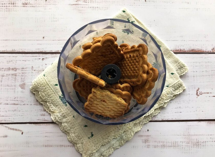 1. Этап. Домашние конфеты за 5 минут: В чашу блендера выложите печенье и измельчите его до образования крошки.