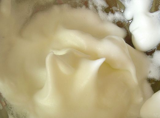 1. Этап. Суфле из куриного фарша: Охлажденные белки взбиваем со щепоткой соли до устойчивых пиков.