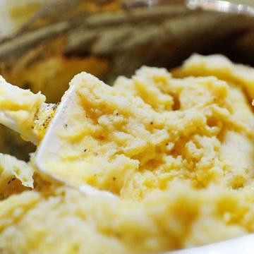 1. Этап. Картофель Герцогиня: 3. Перемешать с помощью резинового шпателя. Добавить дополнительно соль, перец и мускатный орех по вкусу.