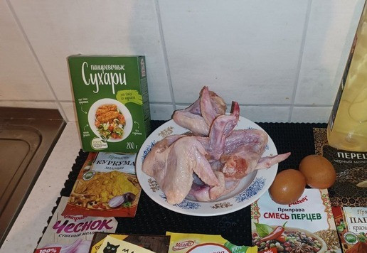 1. Этап. Куриные крылышки во фритюре: Подготавливаем продукты. Крылья промыть и обсушить.