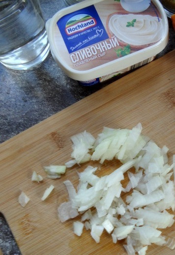 1. Этап. Сливочный булгур с тыквой: Нарезать мелко лук и некрупными кубиками тыкву.