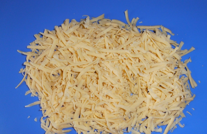 1. Этап. Тилапия в духовке с сыром: Сыр натрите на крупной терке.