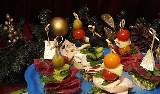 1. Этап. Новогодний фуршет с нарезкой из индейки: На ломтики багета нанизать продукты деревянной шпажкой. Порядок сборки канапе: 1 - багет + лист салата + мясо + лист петрушки + огурец + оливка, 2 - багет + лист салата + мясо + сыр, 3 - багет + лист салата + ветчина + лист петрушки + черри красный + сыр + черри желтый, 4 - багет + лист салата + ветчина + лист петрушки + огурец + маслина, 5 - багет + сыр + лист салата + ветчина + лист петрушки + маслина + черри красный + оливка, 6 - багет + лист салата + мясо + лист петрушки + сыр, 7 - багет +лист салата + мясо + лист петрушки + черри желтый + сыр + черри красный. Закусочное блюдо готово! Новогоднее канапе украсит фуршетный стол. С наступающим старым Новым годом!!!