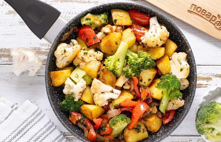 1. Этап. Картофель с брокколи и цветной капустой: Соедините приготовленные овощи вместе с картошкой.