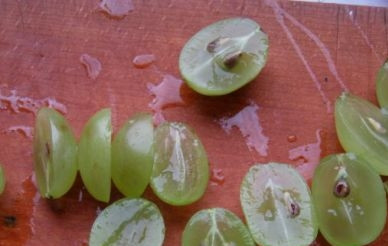 1. Этап. Салат Черепаха с виноградом: Помоем виноград и каждую ягодку разрежем вдоль пополам. Удаляем косточки. Ставим салат в холодильник минут на 30.