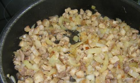 1. Этап. Пирожки на пару: Добавляем измельченный лук, перемешиваем и жарим до золотистости.