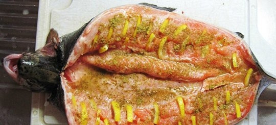 1. Этап. Рыба по-царски: Посолить, поперчить, посыпать кориандром.